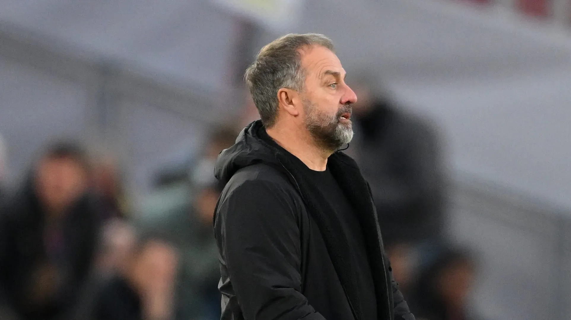 Hansi Flick de pé na área técnica em jogo do Barcelona