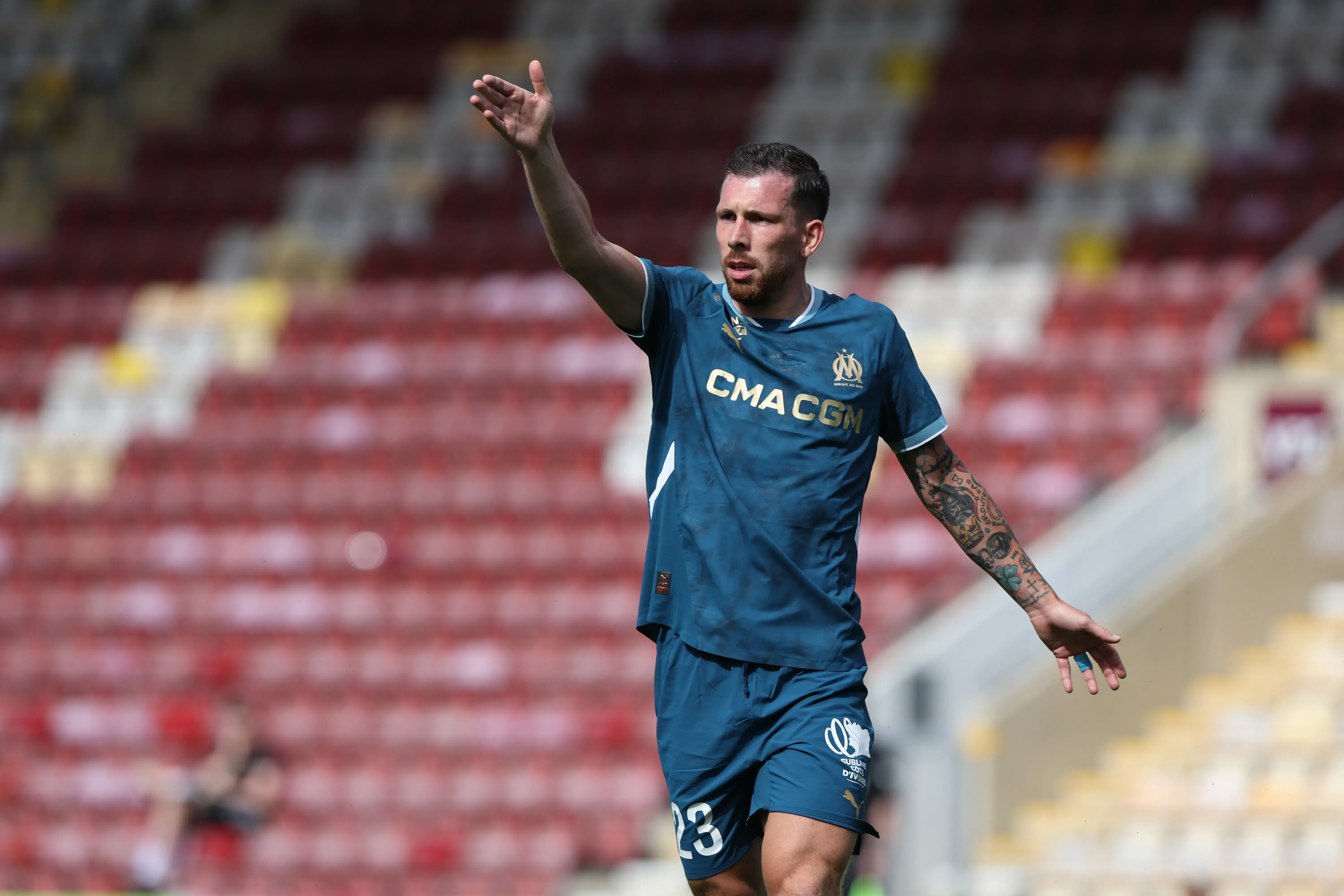 Pierre-Emile Hojberg, alvo da Juventus, com camisa azul e braço estendido. Foto: Nigel Roddis/Getty Images
