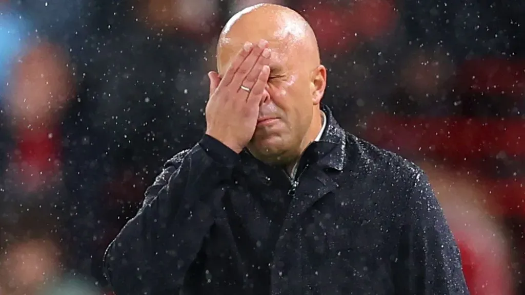 Arne Slot é técnico do Liverpool