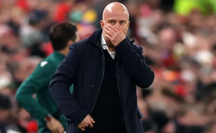 Liverpool decide manter Arne Slot mesmo após vexame contra o PSV
