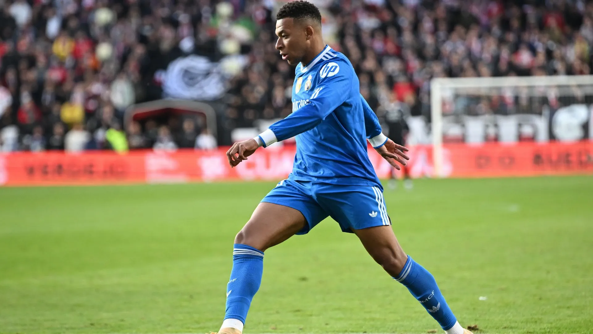 Mbappé controla a bola durante a partida da LaLiga. Foto: Denis Doyle/Getty Images