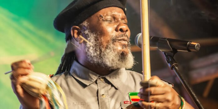 Mestre Negoativo leva história negra de Minas Gerais para os palcos