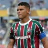 Thiago Silva entrando em campo concentrado com a camisa tradicional do Fluminense (Foto: Buda Mendes/Getty Images)