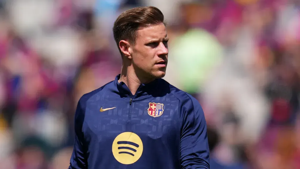 Ter Stegen, com olhar sério, durante aquecimento do Barcelona.