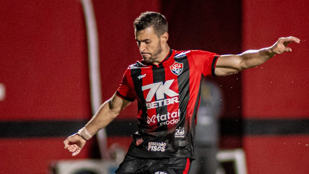 Raul Cáceres, Vitória