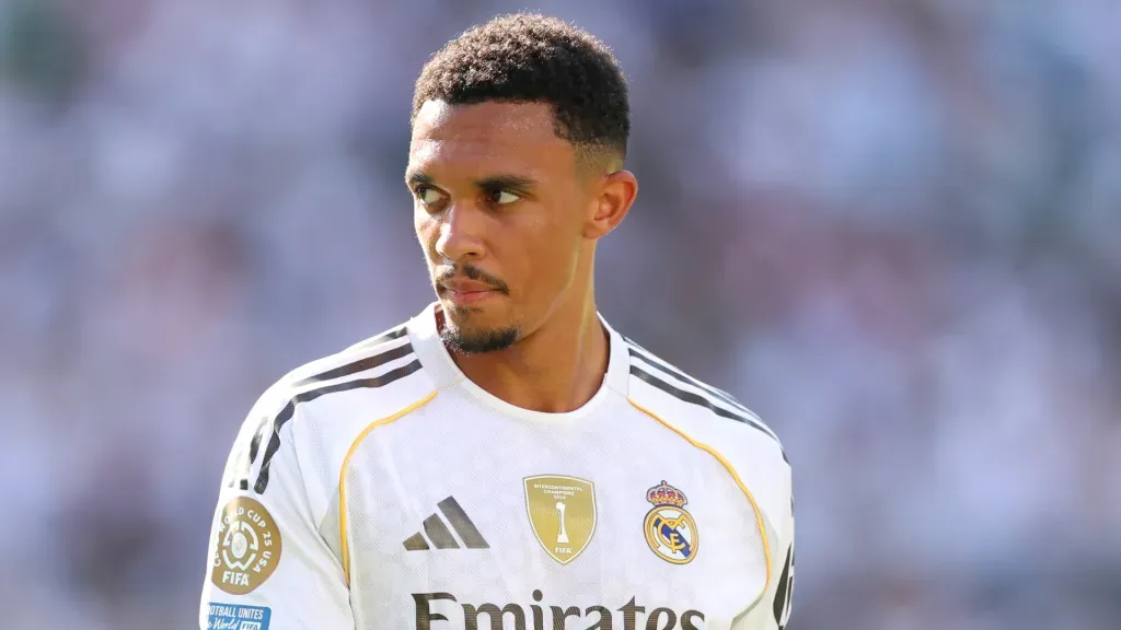 Trent Alexander-Arnold olha para o lado em jogo do Real Madrid. (Foto: Luke Hales/Getty Images)