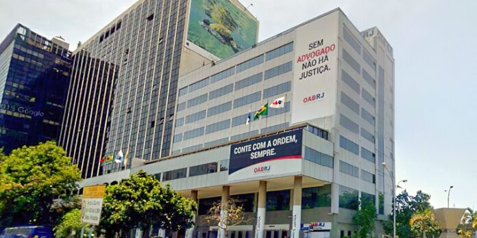 Alerj aprova dispensa de terno e gravata no verão em audiência pública