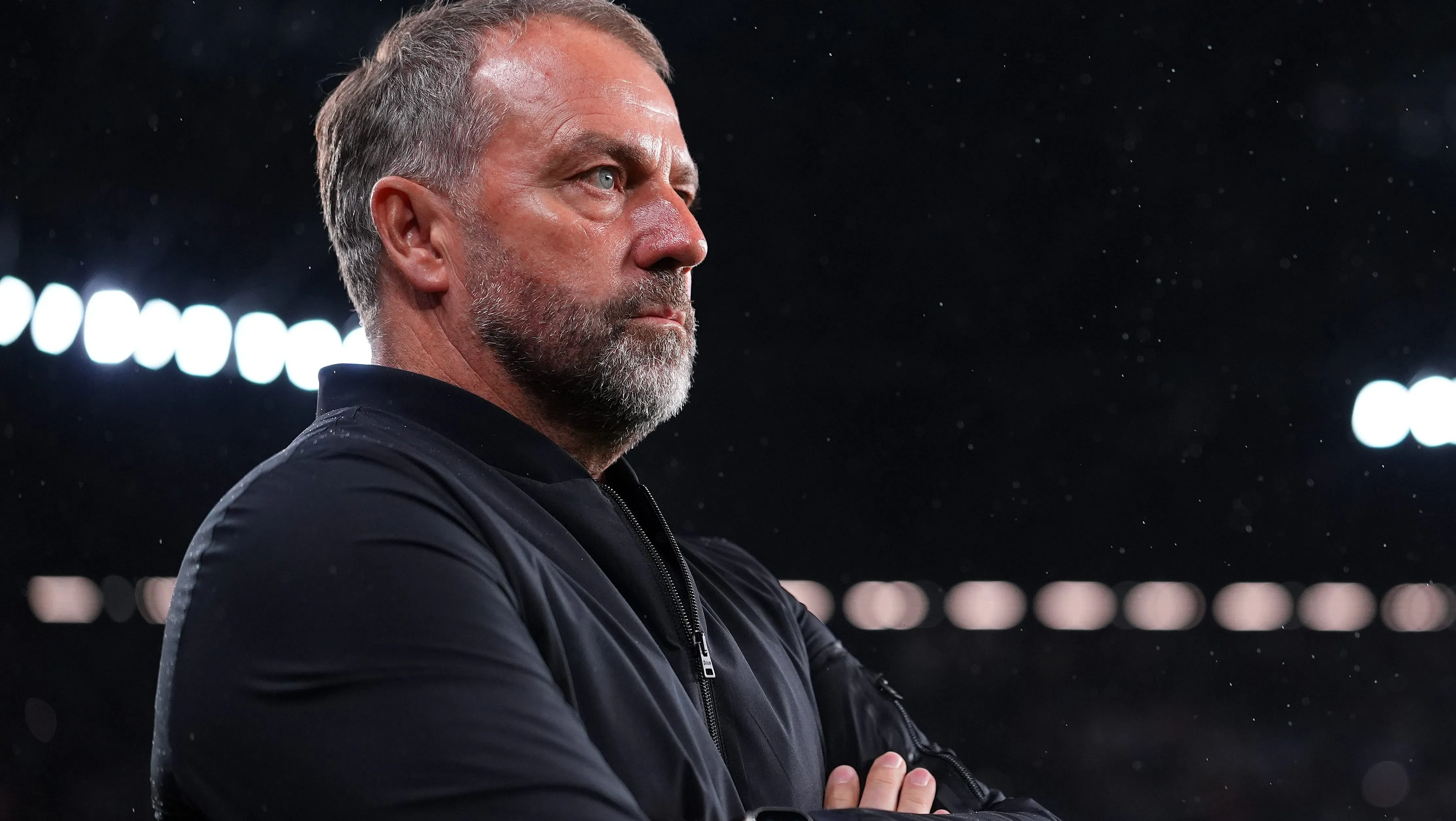 Hansi Flick, à beira do gramado, no Barcelona