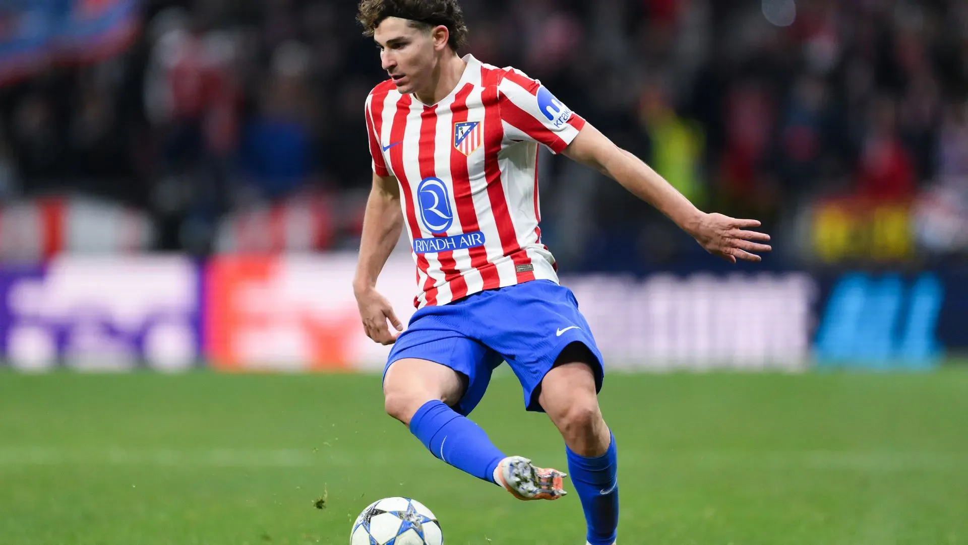 Julian Alvarez corre com a bola durante partida da Liga dos Campeões.