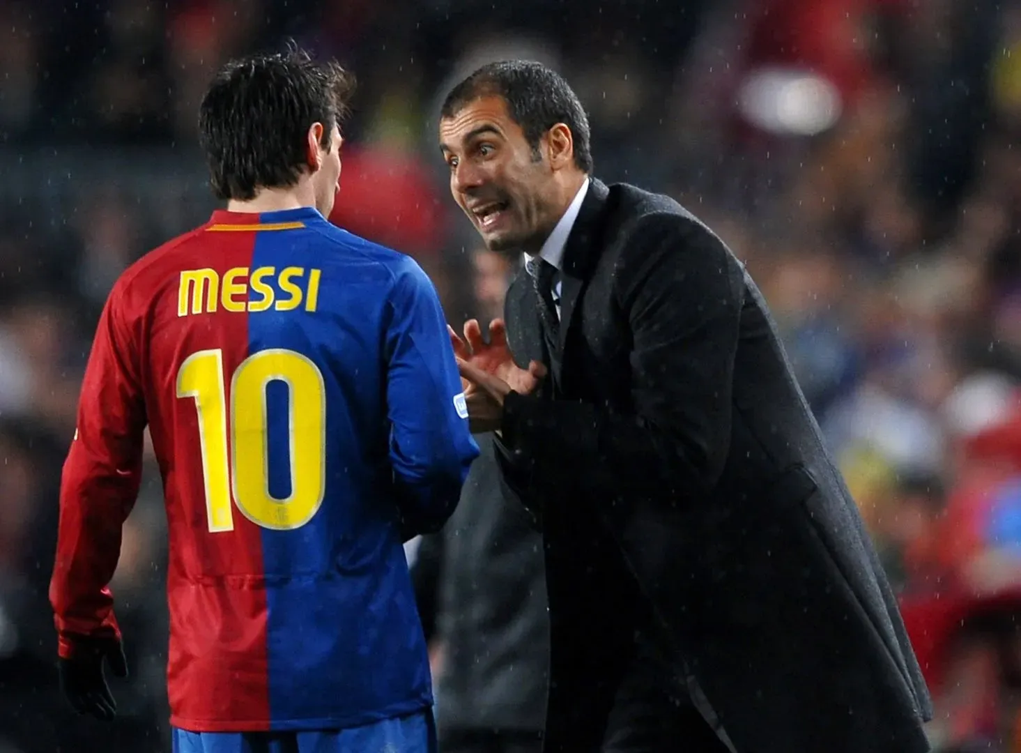 O técnico do Barcelona, Pep Guardiola, orienta Lionel Messi durante a partida da La Liga entre Barcelona e Real Madrid. (Foto: Jasper Juinen/Getty Images)