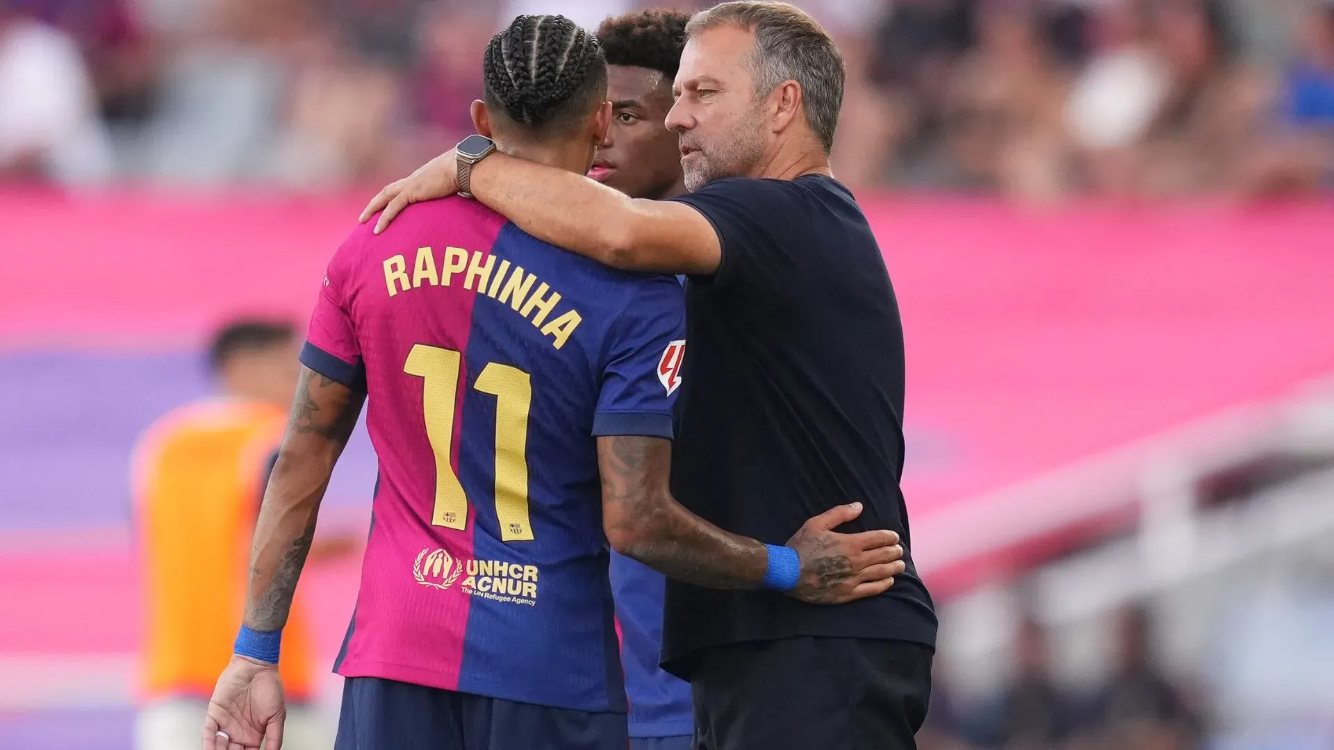 Raphinha e Hansi Flick têm relacionamento próximo no Barcelona (foto: Alex Caparros/Getty Images)