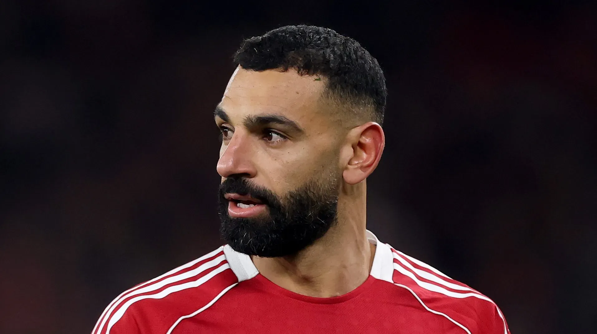 Salah com a camisa vermelha do Liverpool