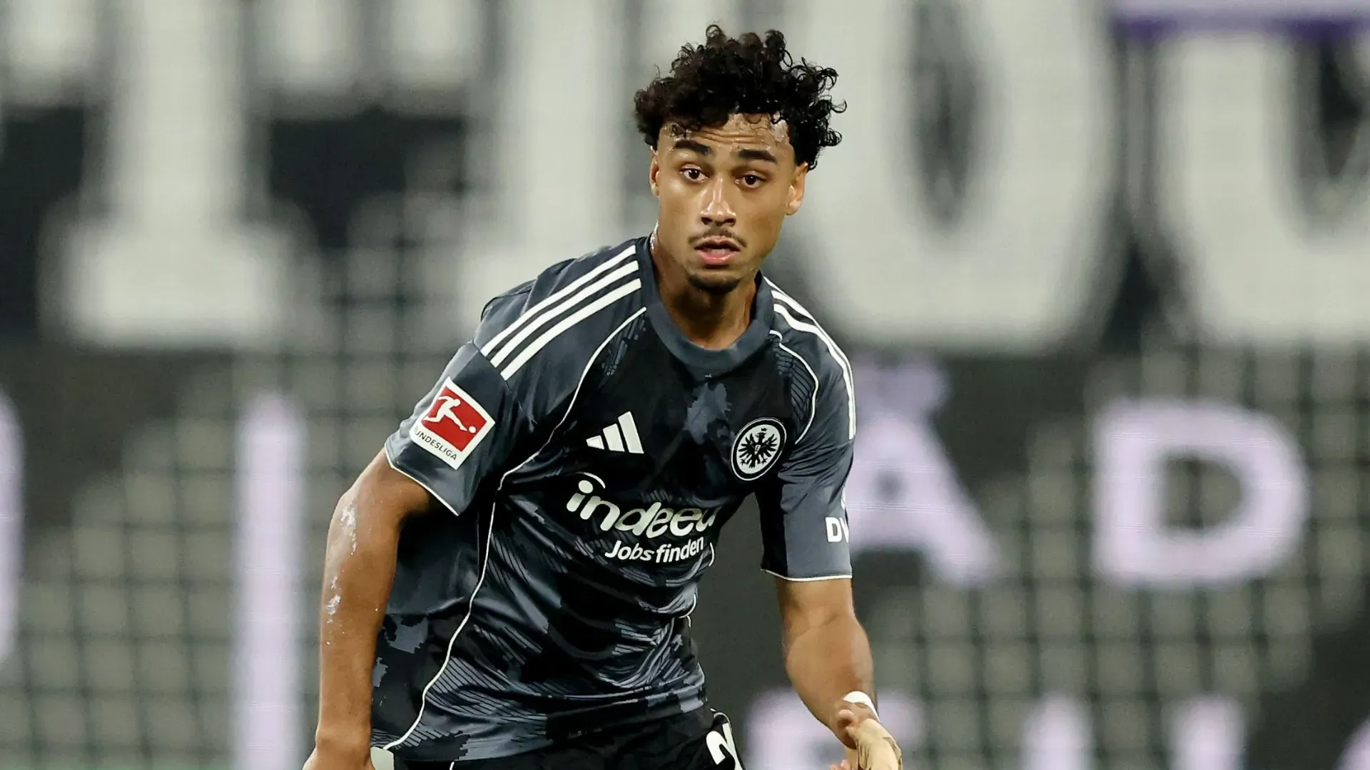 Nathaniel Brown corre durante partida pelo Eintracht Frankfurt