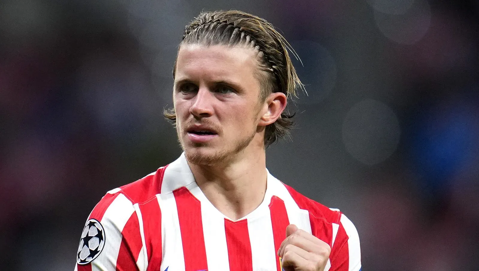 Conor Gallagher, em campo, com a camisa branca e vermelha. Jogador é alvo do Manchester United. Foto: Aitor Alcalde/Getty Images