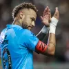 Neymar bate palmas durante partida do Santos.