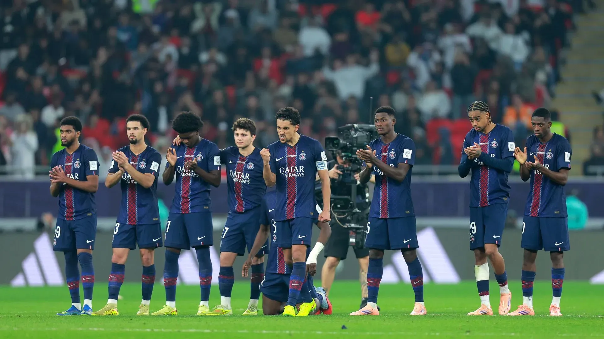 Jogadores do PSG reunidos na disputa de pênaltis contra o Flamengo (foto: divulgação/Getty Images)