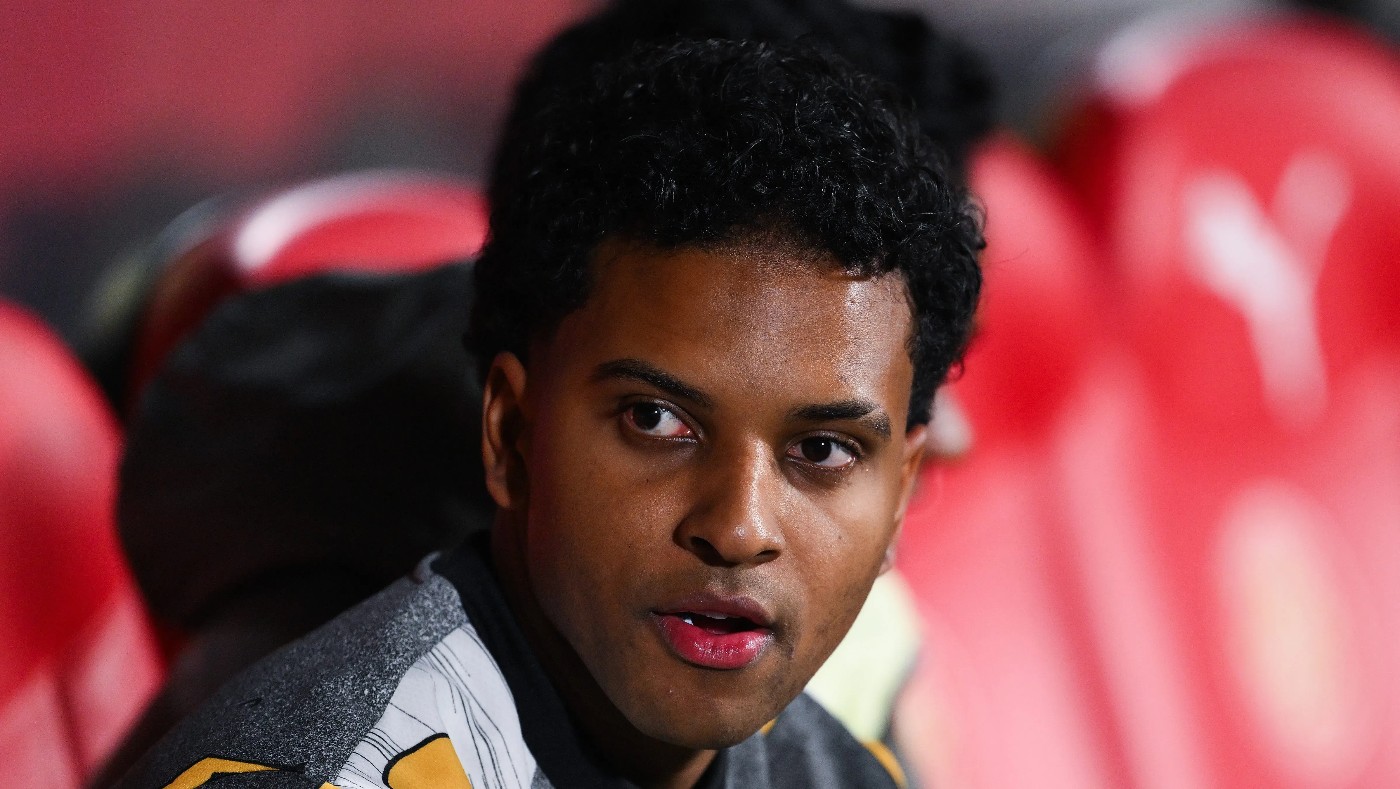 Rodrygo, sentado, no banco de reservas