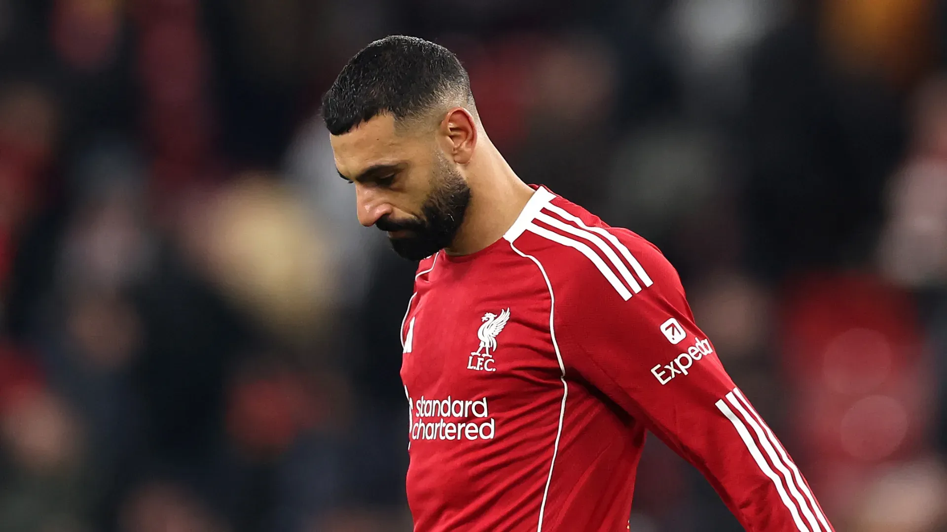 Salah de cabeça baixa durante partida do Liverpool. Atacante pode ser substituído por Rodrygo