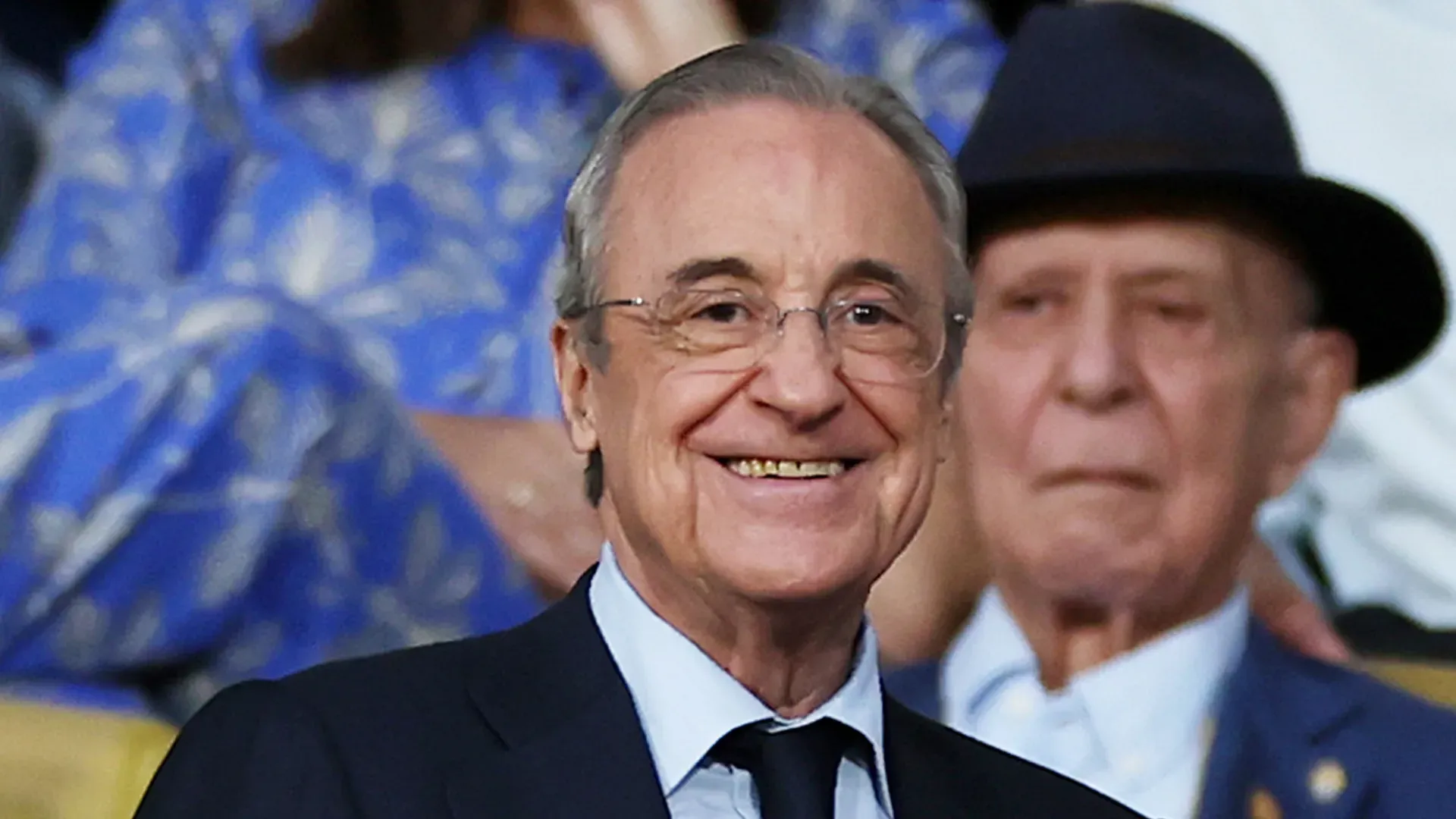 Florentino Pérez sorri durante partida do Real Madrid