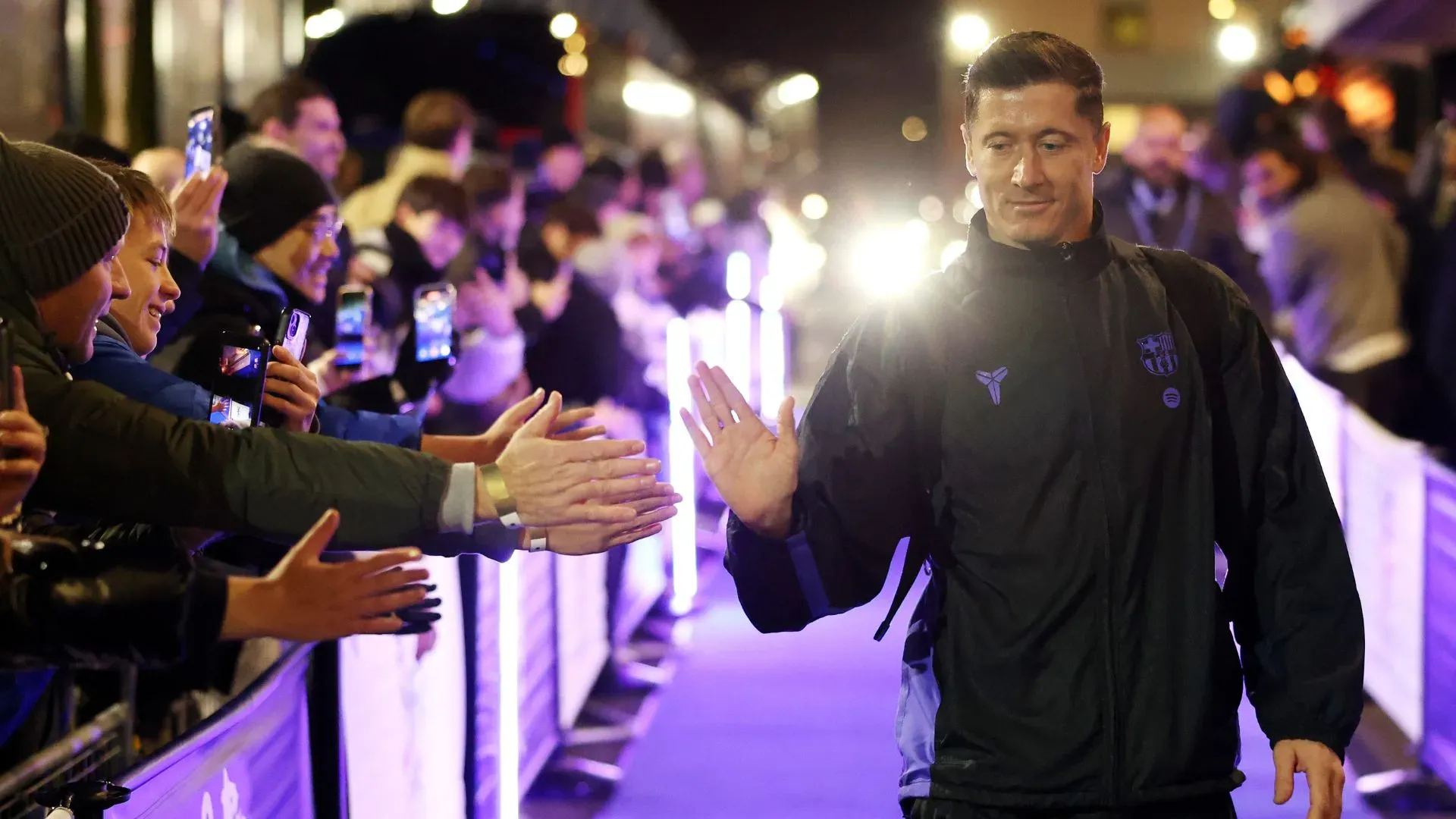 Lewandowski cumprimentando torcedores (foto: Justin Setterfield/Getty Images)