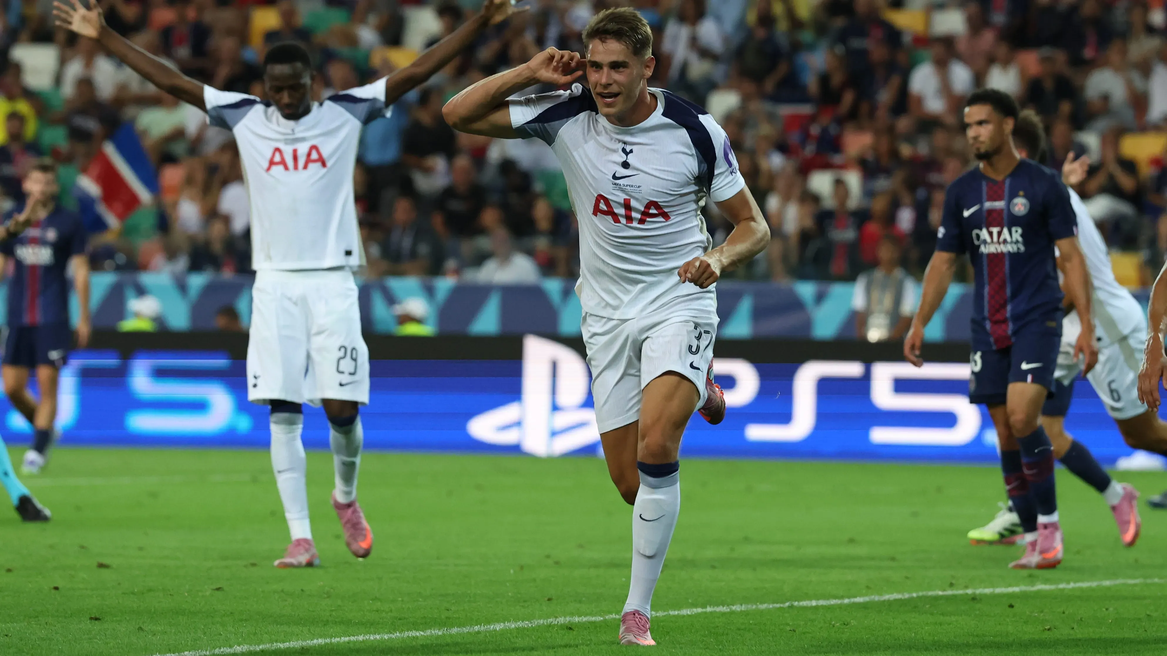 Van de Ven comemorando gol do Tottenham.