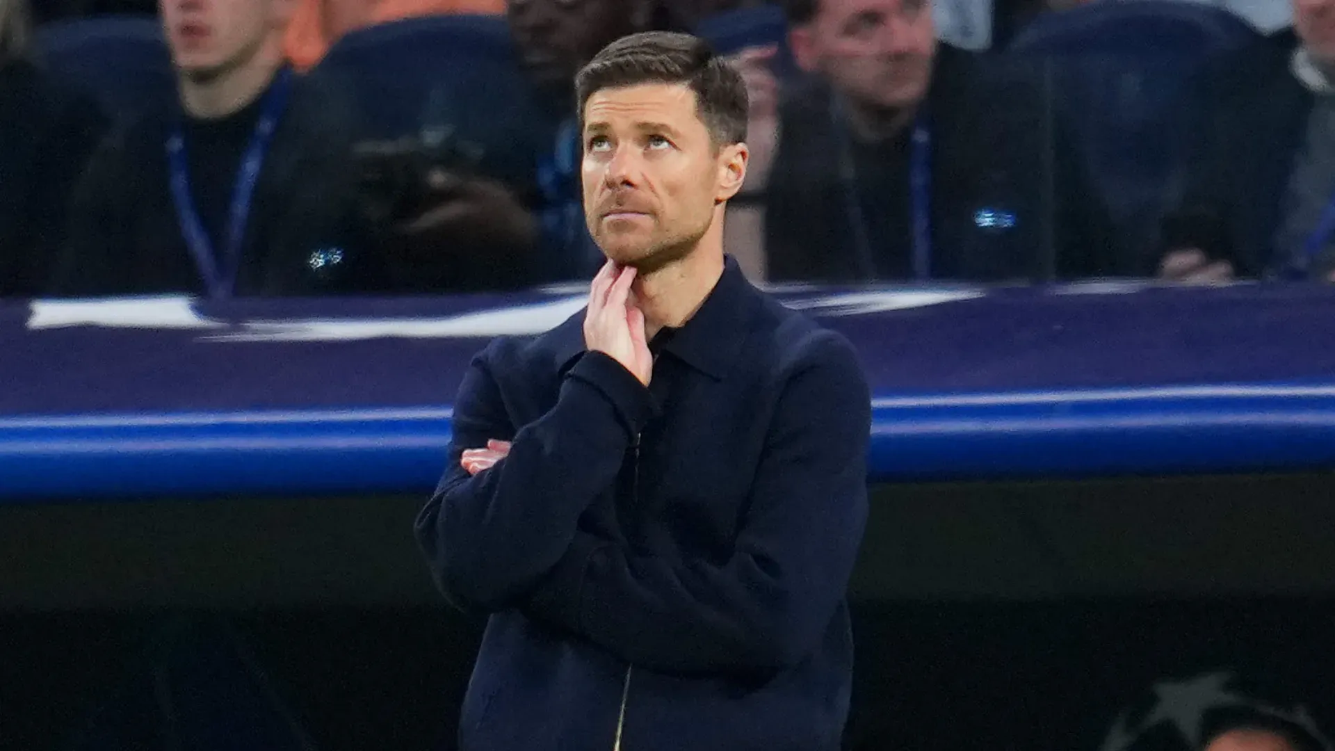 Xabi Alonso com a mão no rosto em jogo do Real Madrid