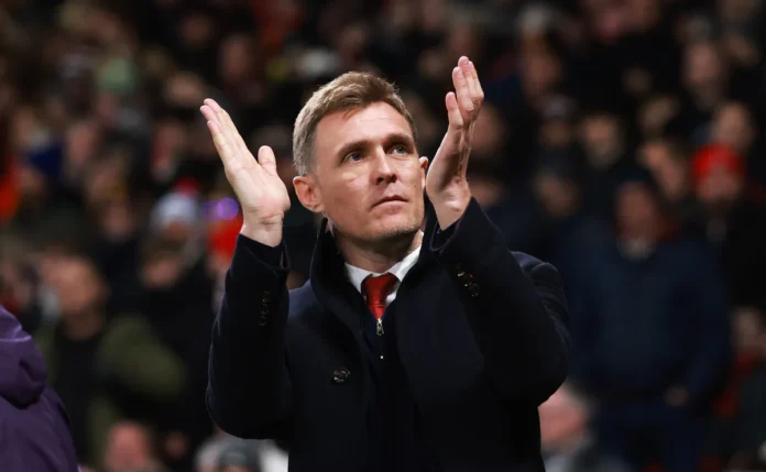 Tensão no United: Michael Carrick desponta como forte rival de Solskjaer para técnico interino