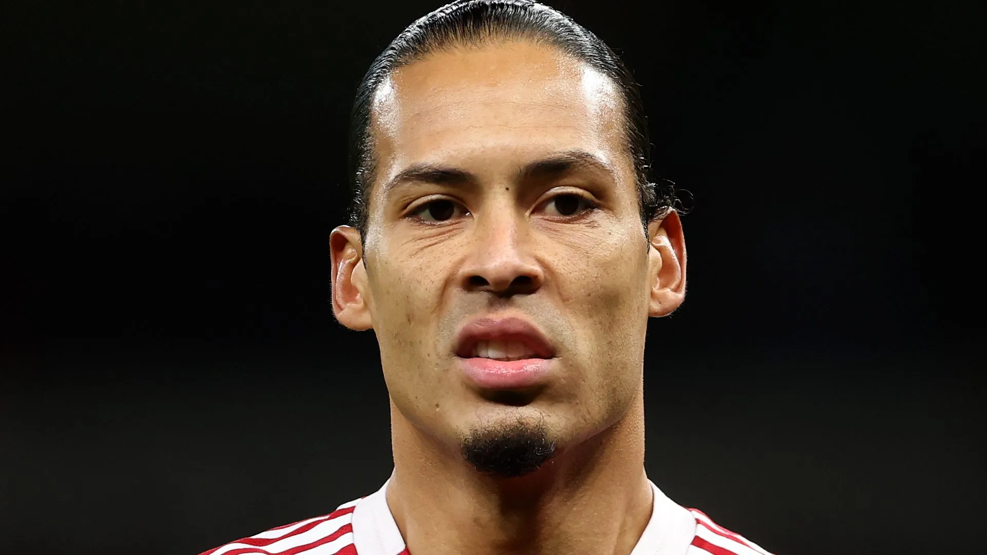Van Dijk, capitão do Liverpool. (Photo by Alex Pantling/Getty Images)