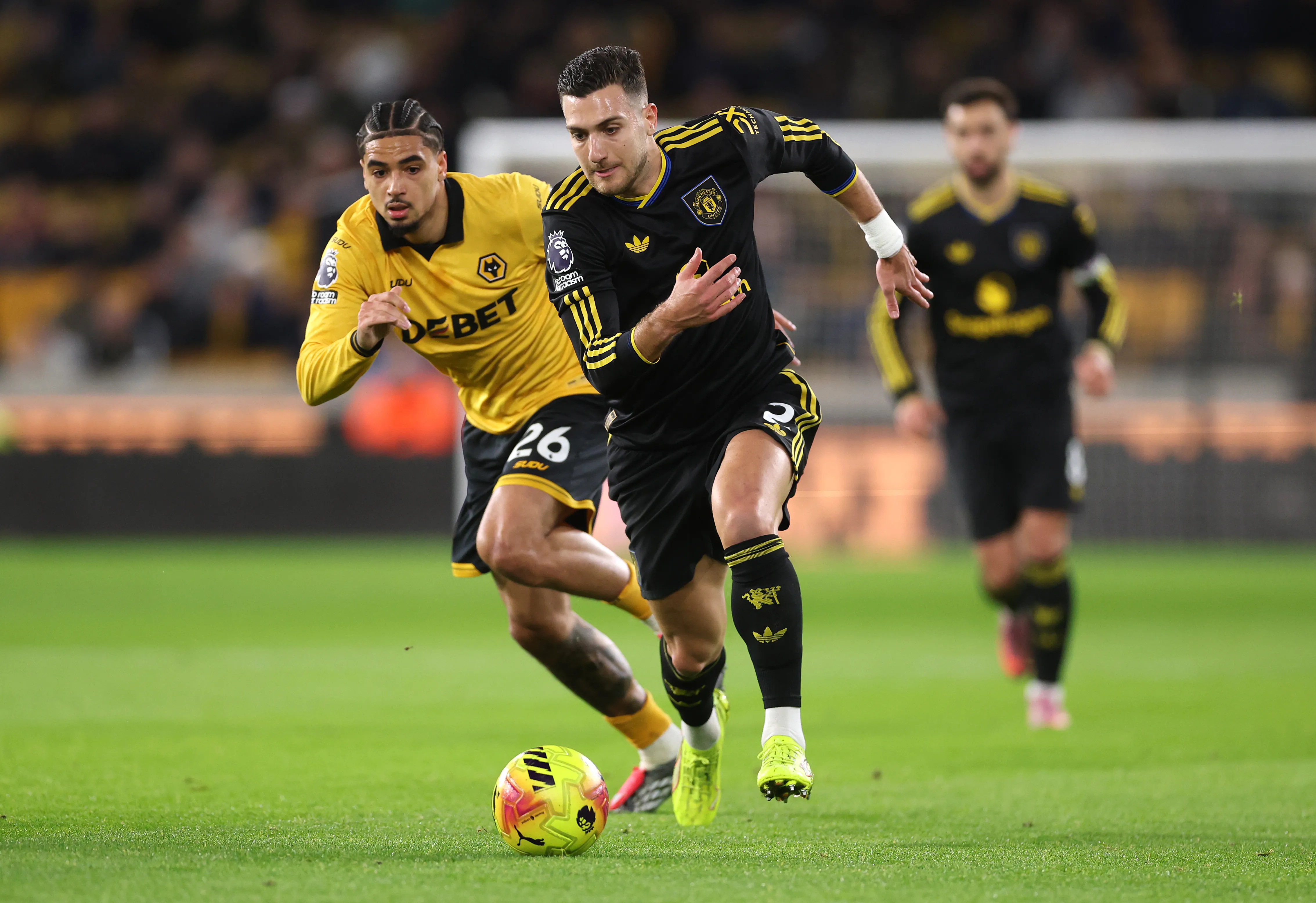 Dalot, alvo do Real Madrid, em jogo do Manchester United. Foto: Alex Pantling/Getty Images
