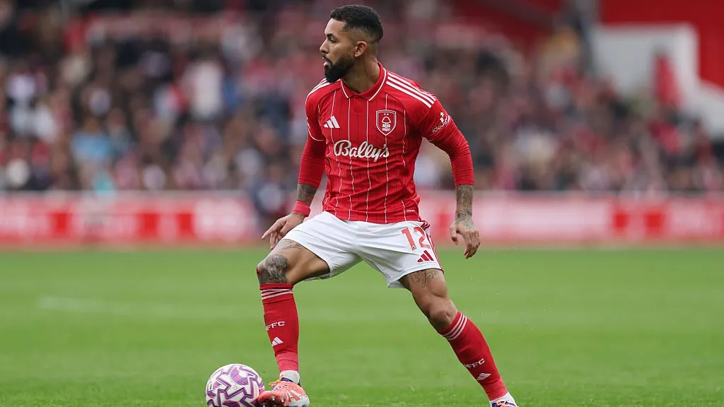 Douglas Luiz em jogo do Nottingham Forest. Foto: Michael Regan/Getty Images