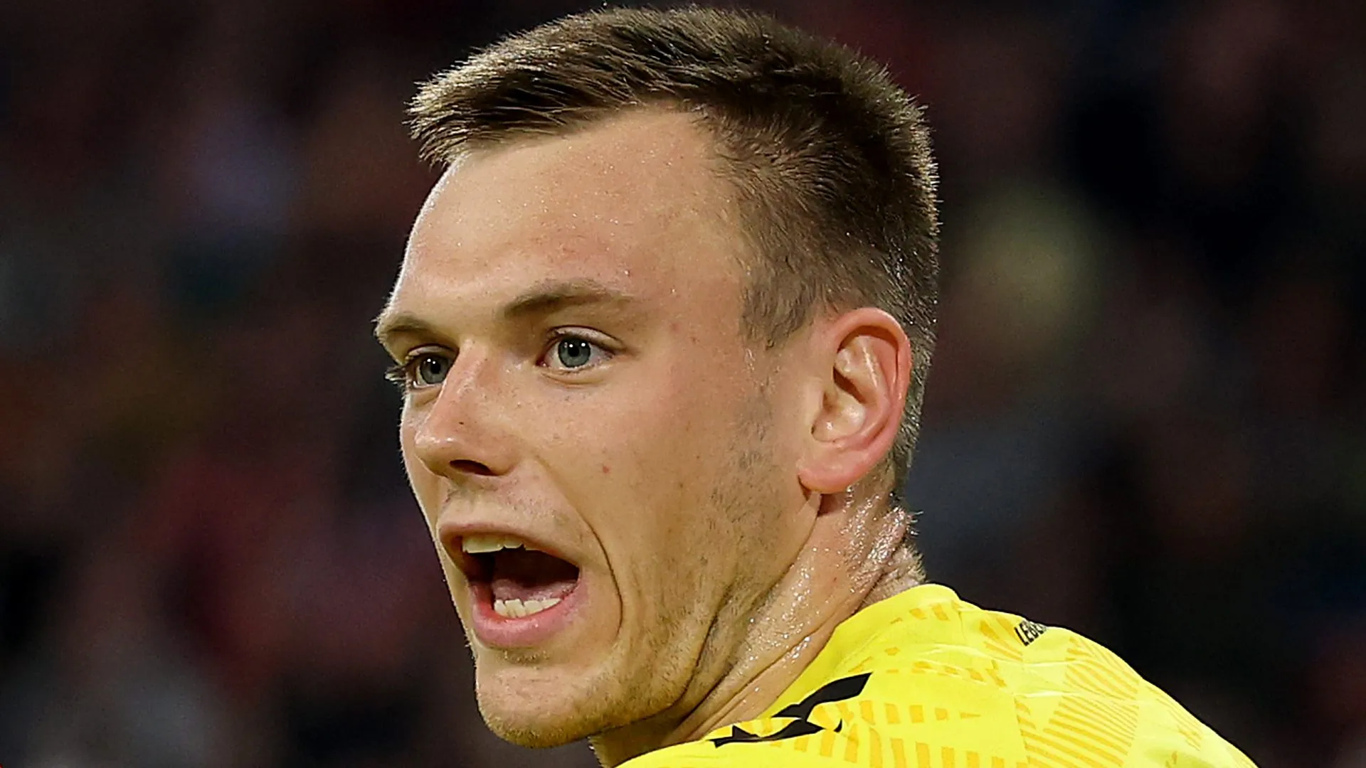 Karl Hein, goleiro do Werder Bremen, reage durante a partida da Bundesliga contra o Bayern München. (Foto de Alexander Hassenstein/Getty Images)