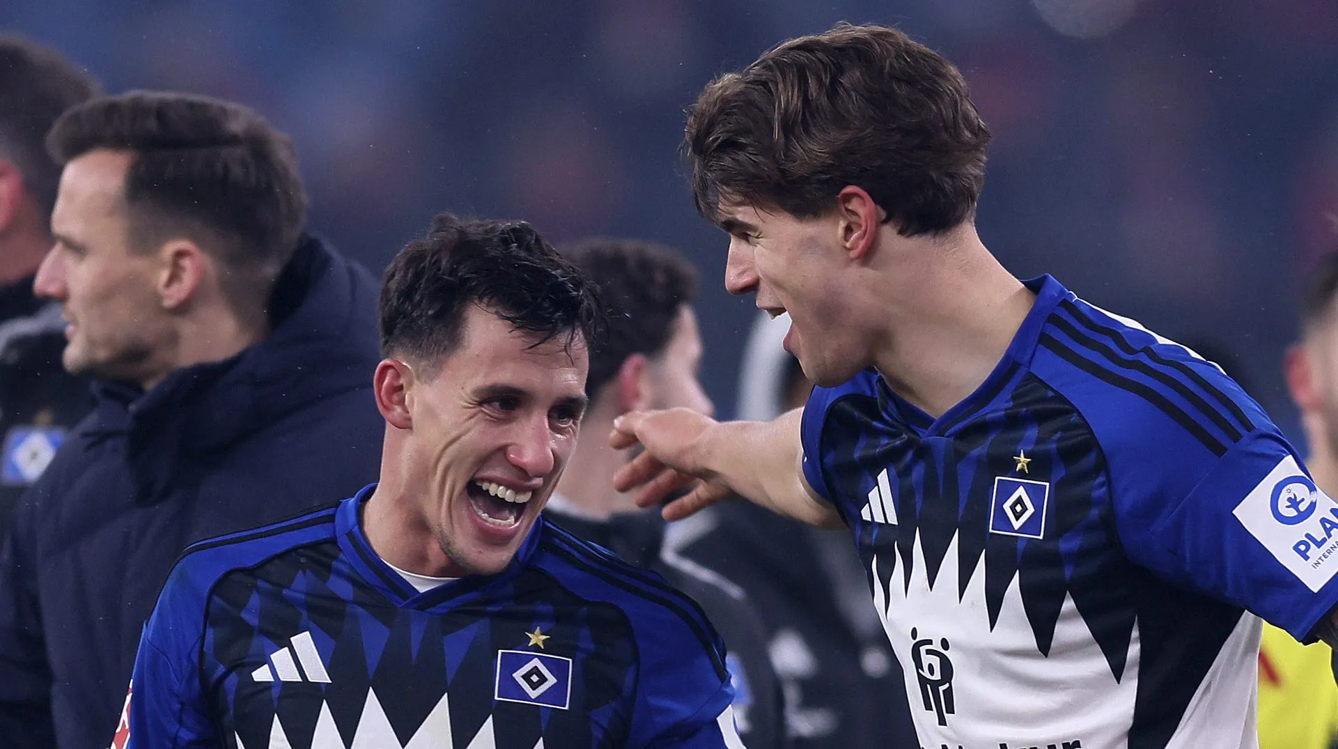 Nicolas Capaldo (E) e Luka Vuskovic, do Hamburger SV, comemoram após o empate da equipe na partida da Bundesliga entre Hamburger SV e FC Bayern München no Volksparkstadion, em 31 de janeiro de 2026, em Hamburgo, Alemanha. (Foto de Selim SudheimerGetty Images)