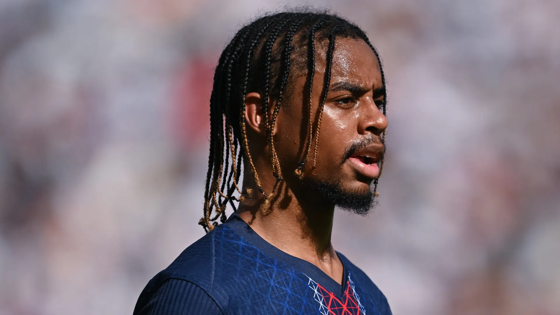 Bradley Barcola, do PSG, poderia substituir Salah no Liverpool. Clube é o favorito para ter o atleta, segundo o CaughtOffside (Foto: David Ramos/Getty Images)