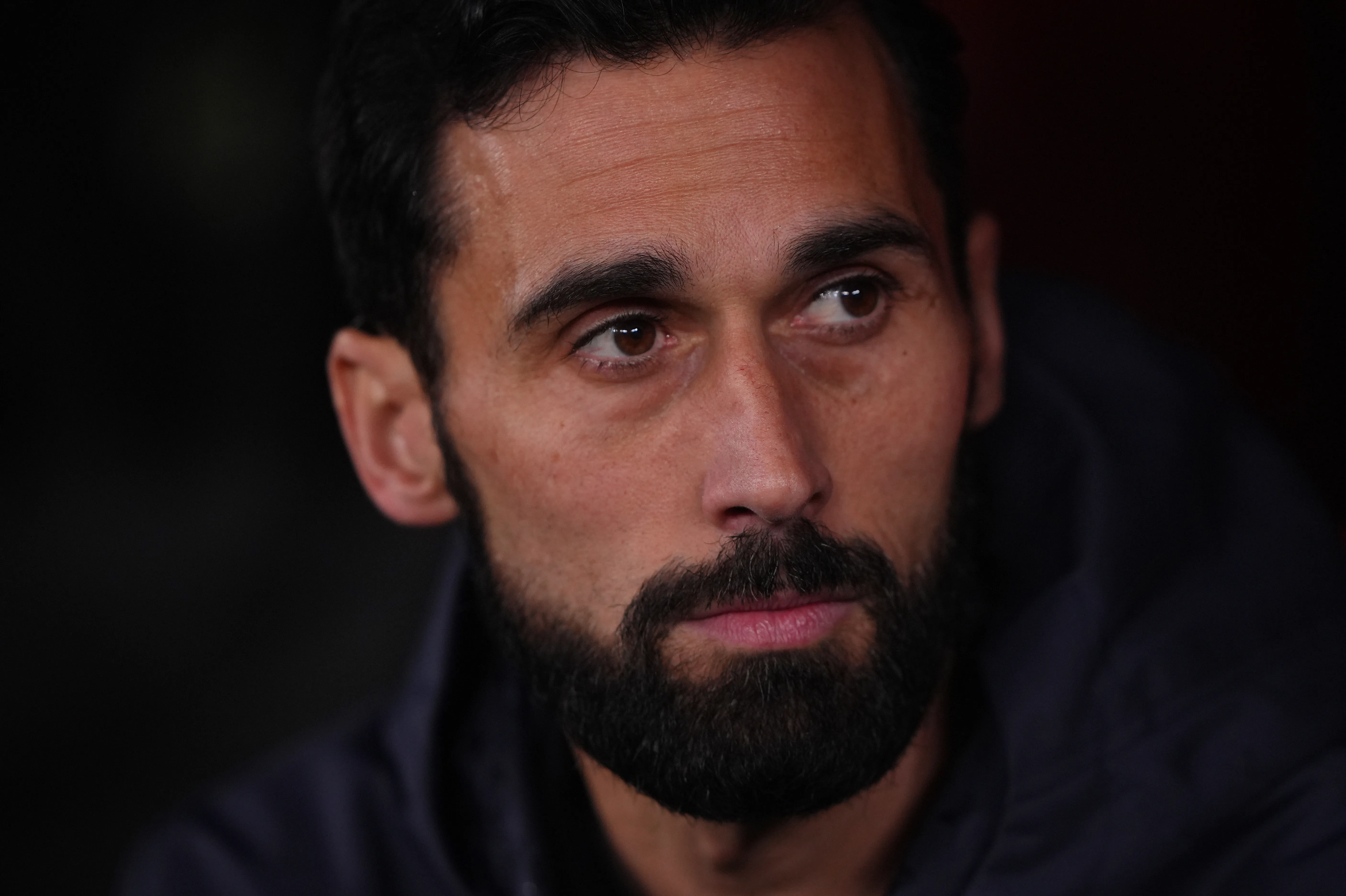 Álvaro Arbeloa, treinador do Real Madrid, observa antes da partida da 8.ª jornada da fase de liga da UEFA Champions League 2025/26 entre o SL Benfica e o Real Madrid C.F.