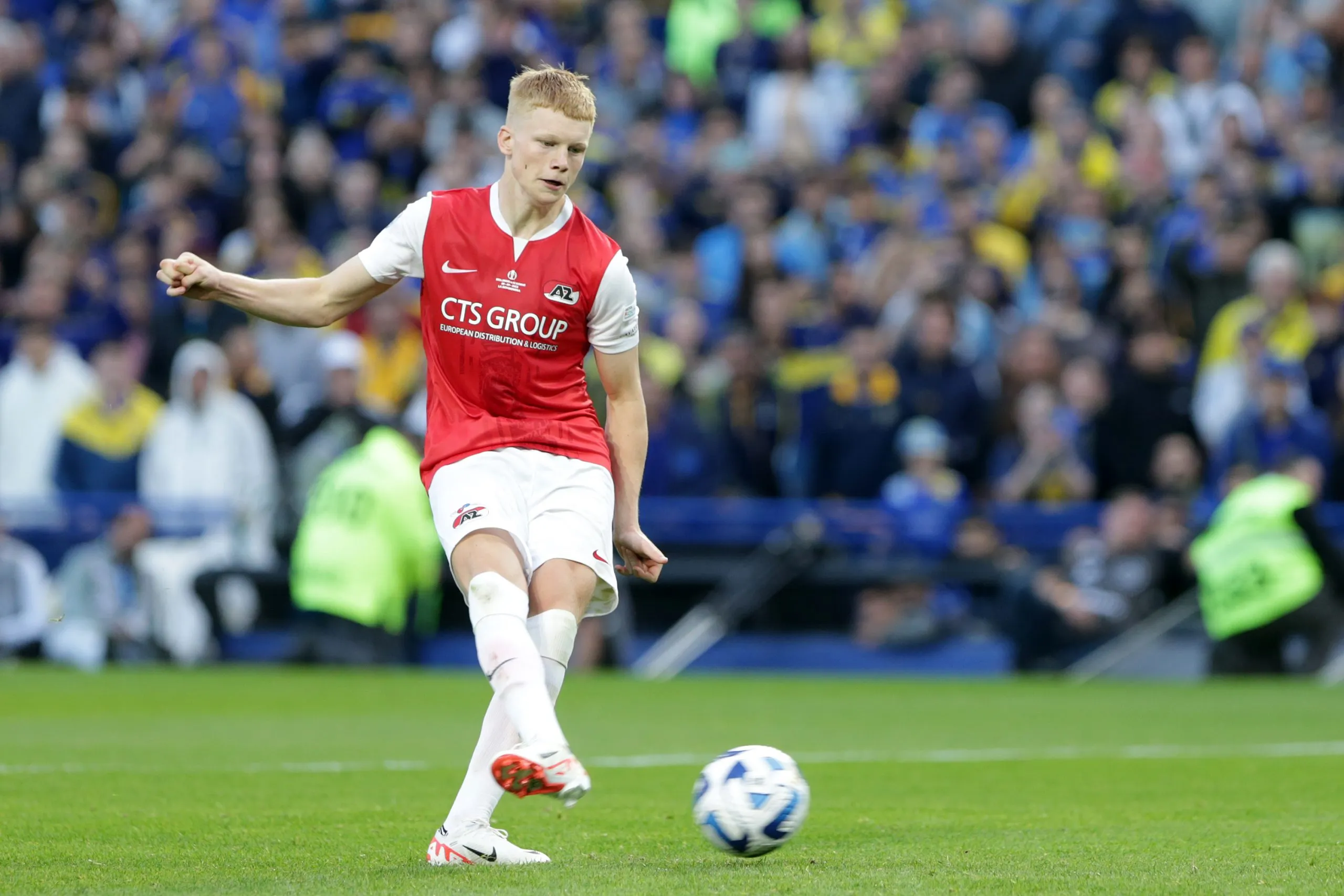 Kees Smit, alvo do Real Madrid, usando camisa vermelho em jogo do AZ Alkmaar. Foto: Daniel Jayo/Getty Images