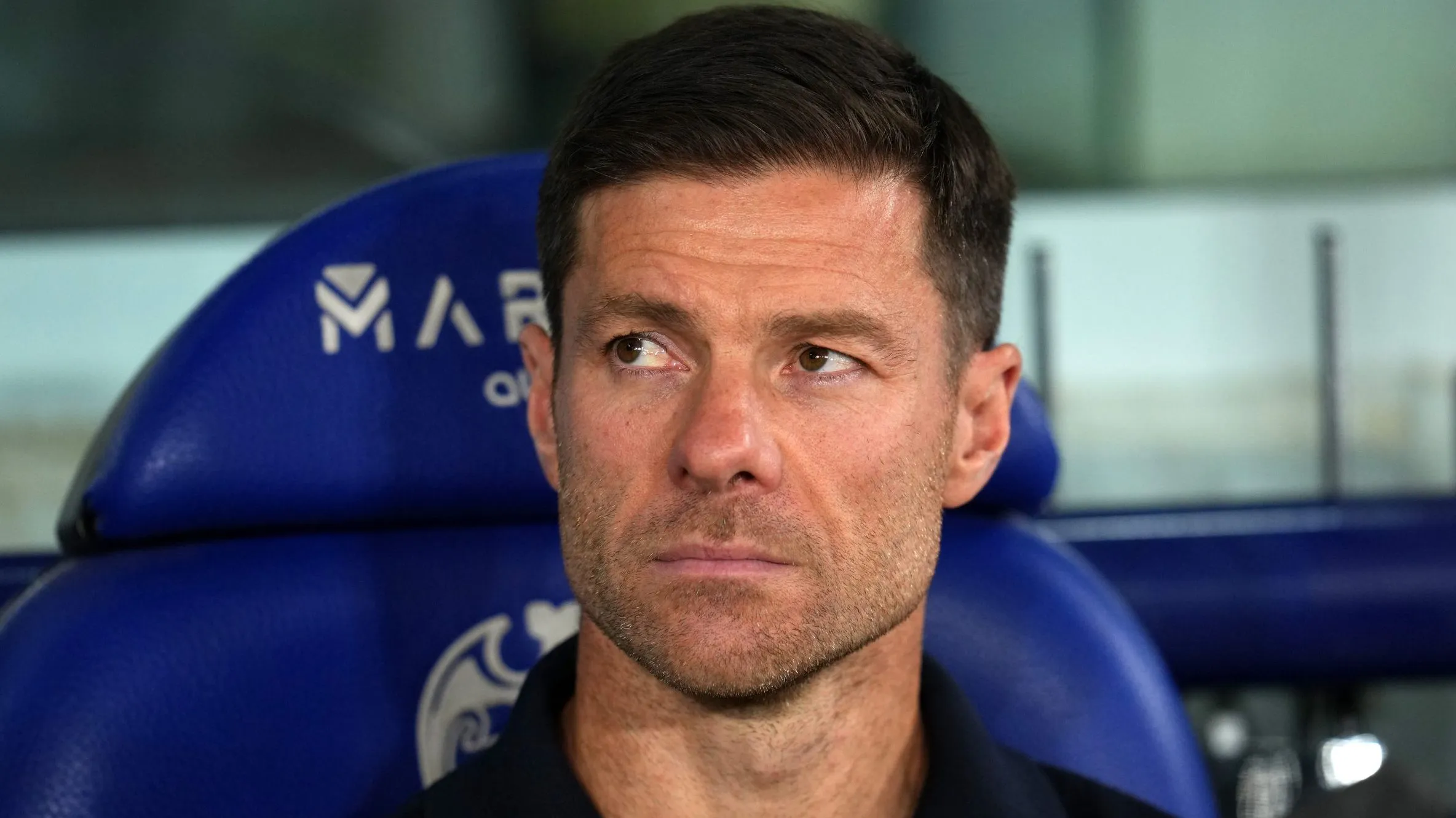 Xabi Alonso, no banco de reservas, de camisa preta