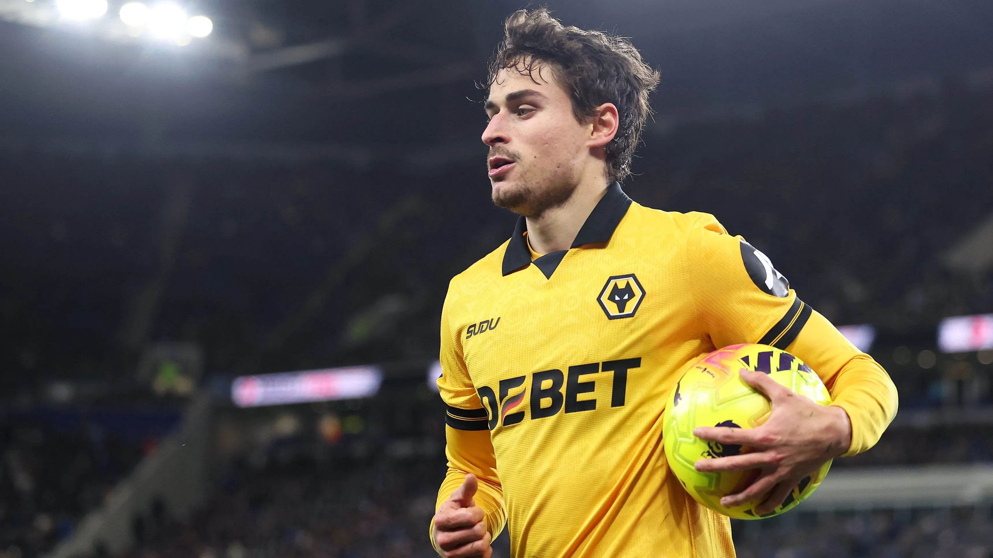 Hugo Bueno, alvo do Tottenham, em jogo do Wolverhampton. Foto: Matt McNulty/Getty Images