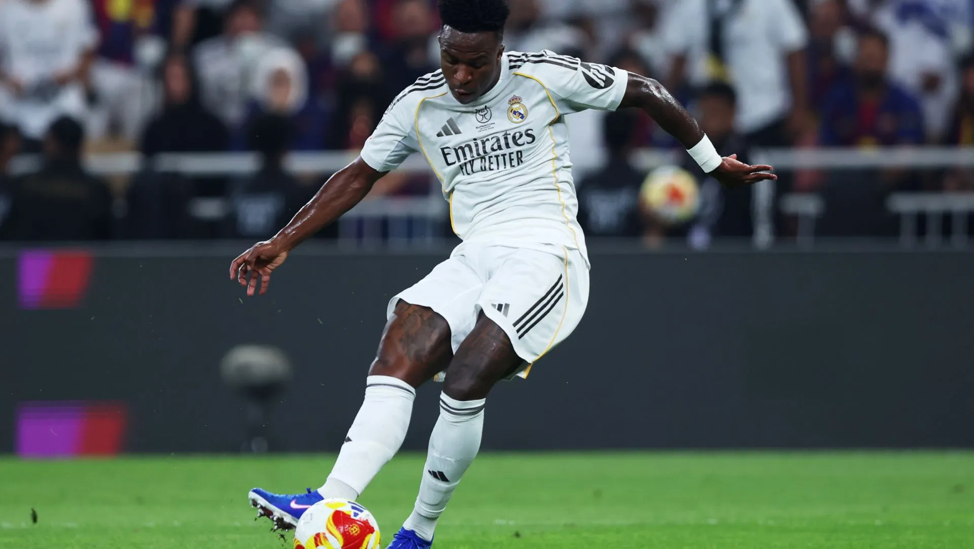Vinicius Júnior dá um chute durante a final da Supercopa da Espanha.