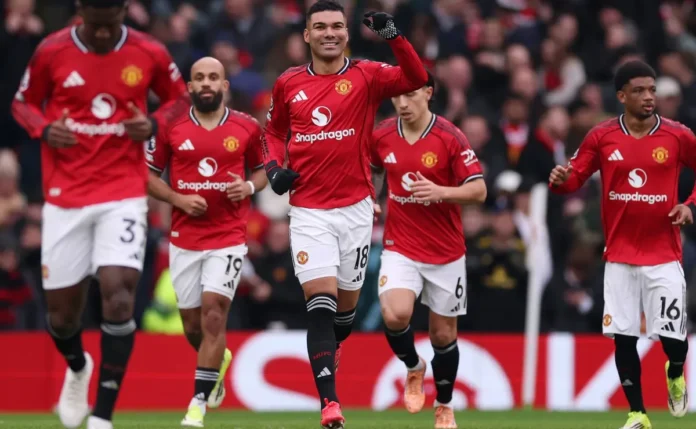 Manchester United marca nos acréscimos e derrota o Fulham; Casemiro e Matheus Cunha fazem gols