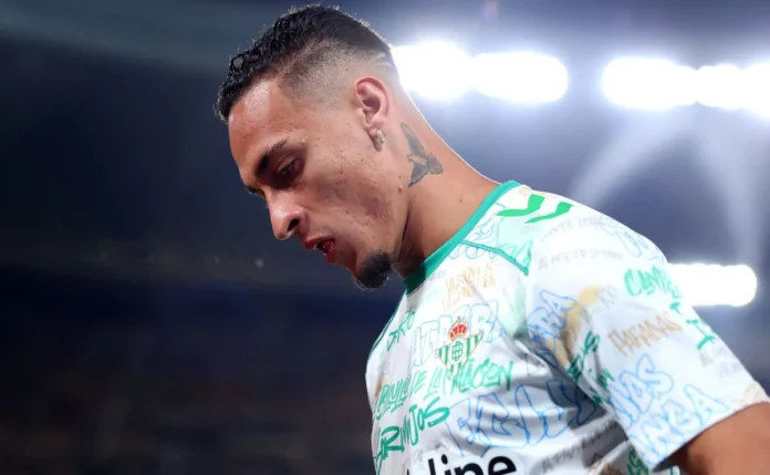 Antony revela dor constante para jogar devido a pubalgia e expõe sacrifício físico no Betis