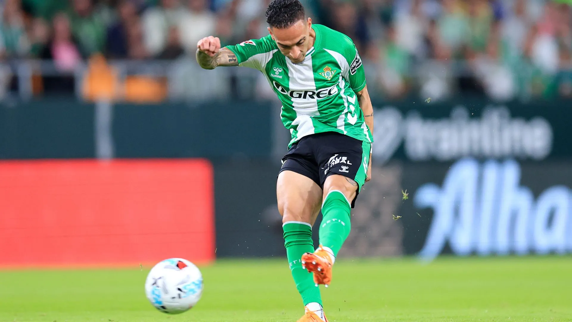 Antony marca gol durante partida da LaLiga.