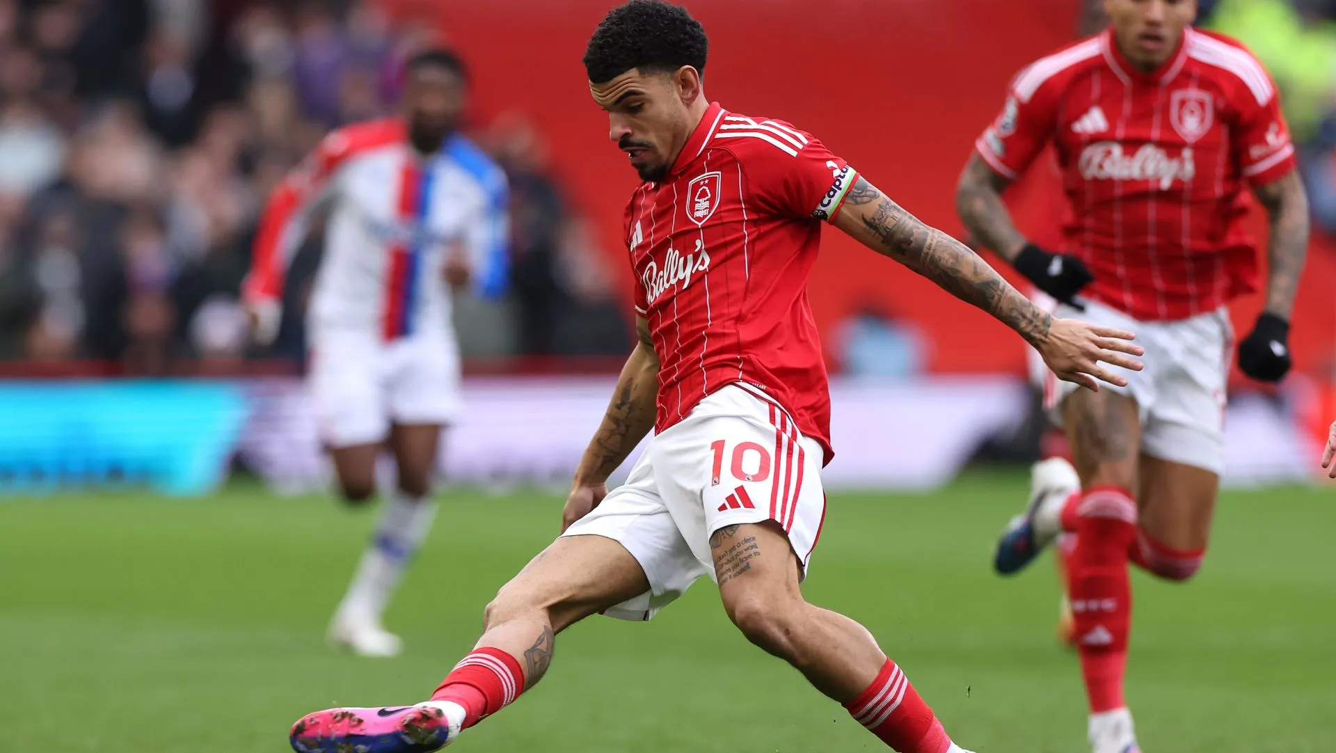 Morgan Gibbs-White durante partida da Premier League. Foto: David Rogers/Getty Images