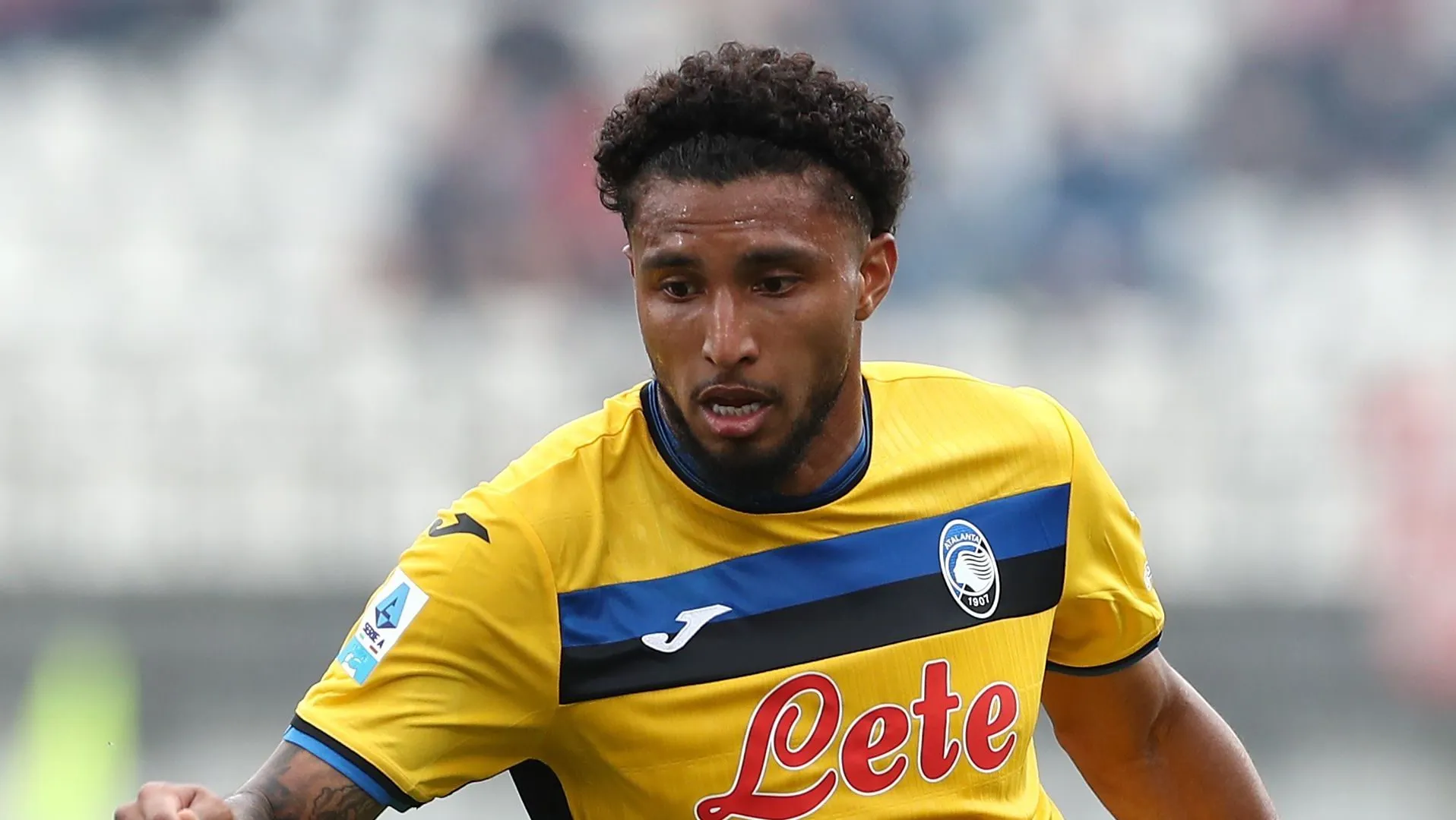 Éderson em ação com uniforme amarelo de Atalanta