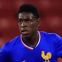 Barcelona ganha chance de vingar o PSG após Emmanuel Mbemba se oferecer ao clube