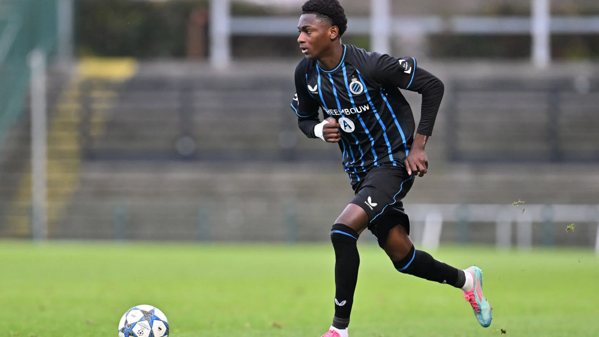 Jesse Bisiwu durante a UEFA Youth League. Foto: David Catry / sportpix/IMAGO