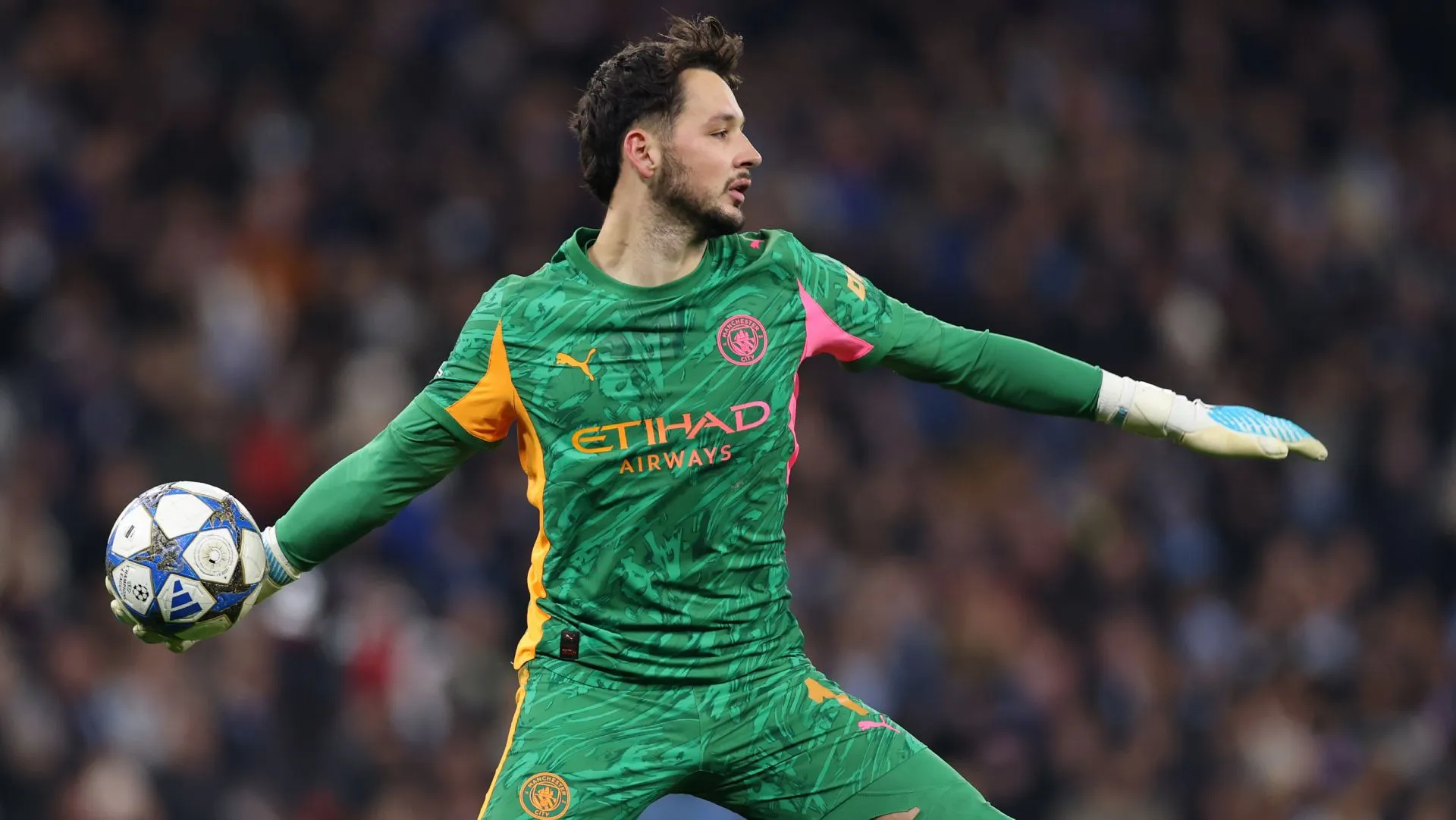 James Traffford durante partida da Champions League 2025/26. Foto: Stu Forster/Getty Images