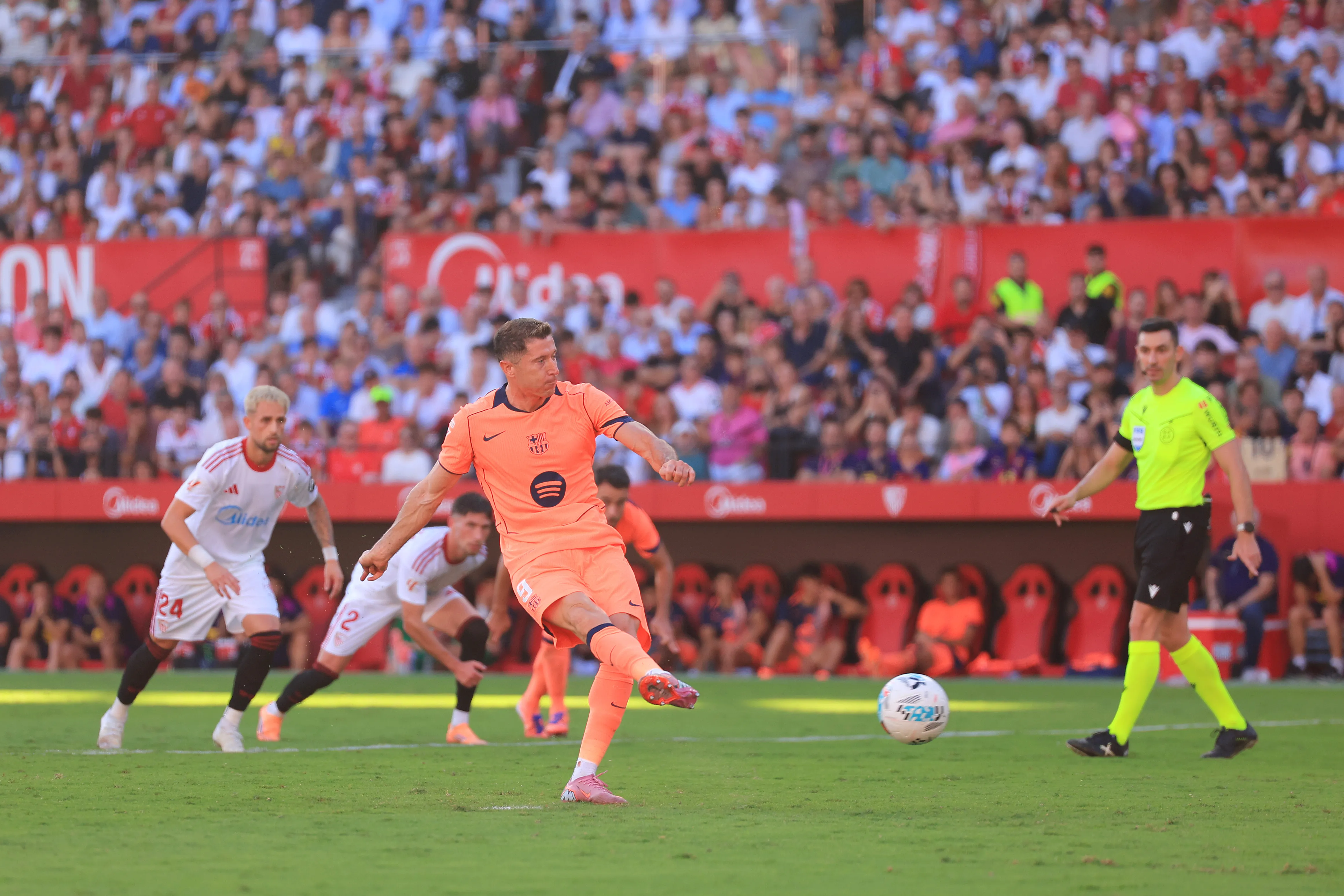 Lewandowski cobrando pênalti pelo Barcelona. Foto: Fran Santiago/Getty Images