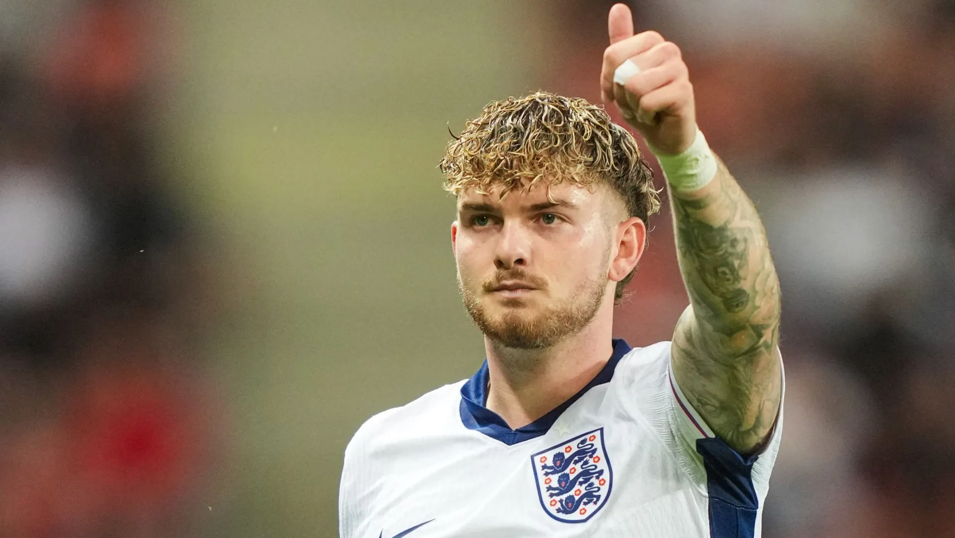 Harvey Elliott reage durante a partida do Campeonato Europeu Sub-21.
