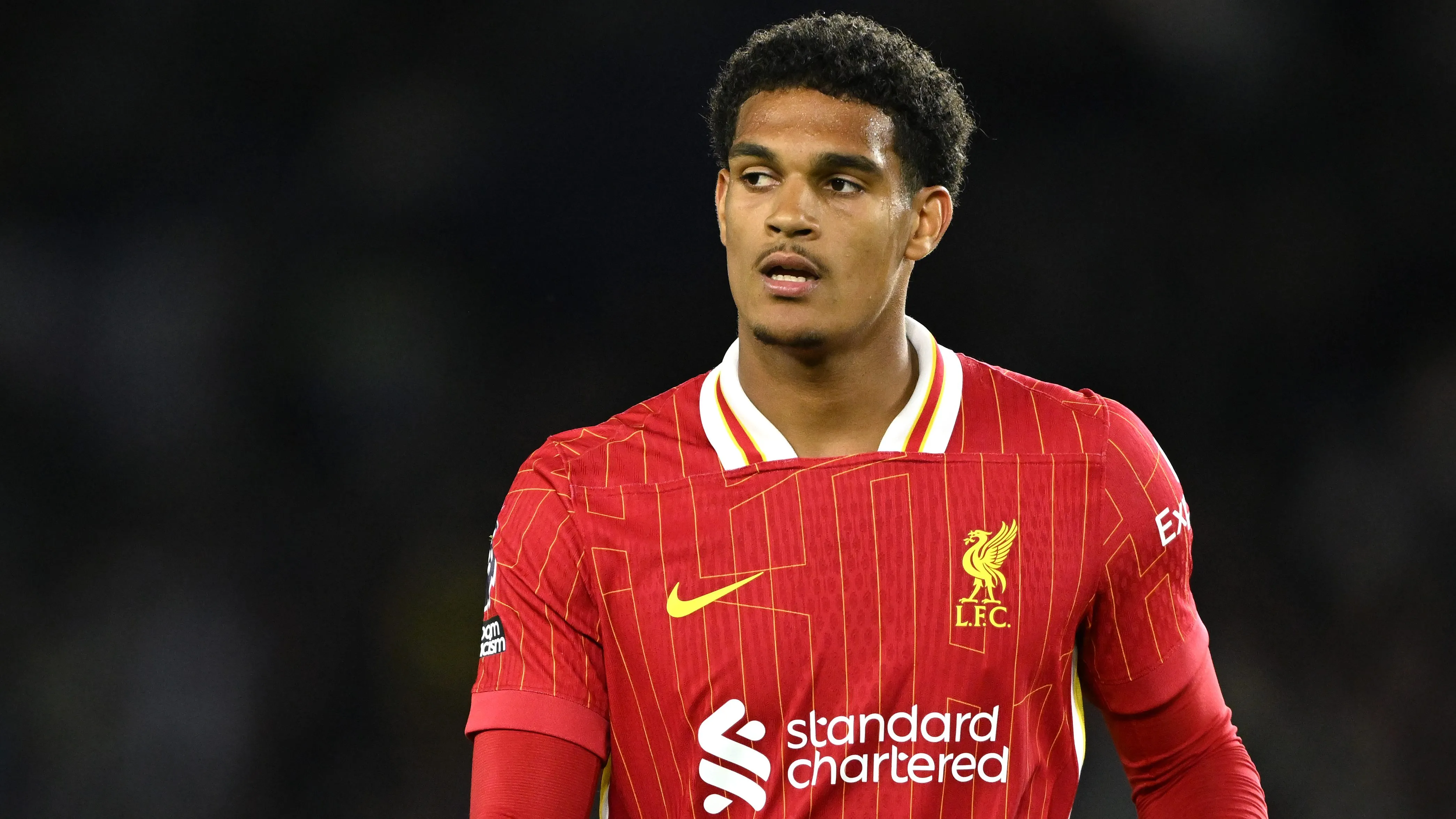 Jarrell Quansah com a camisa do Liverpool. Foto: Mike Hewitt/Getty Images