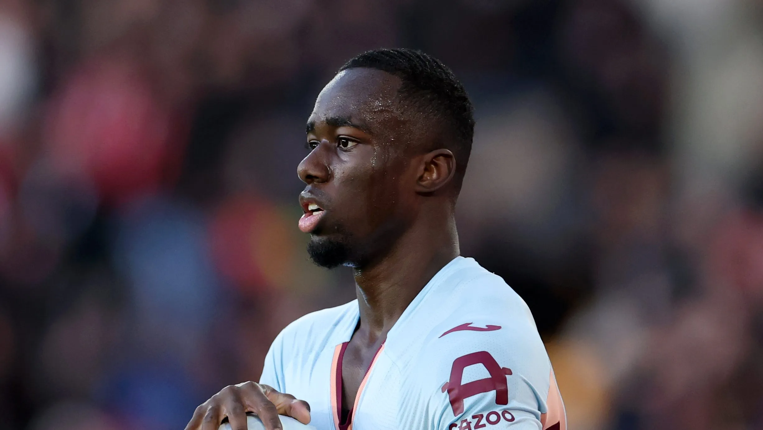 Michael Kayode em campo pelo Brentford (Photo by Naomi Baker/Getty Images)